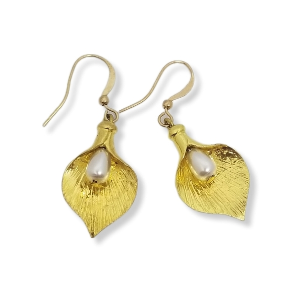 VINTAGE GOLDTONE & FAUX PEARL CALLA LILY DROP HOOK EARRINGS - Picture 3 of 5